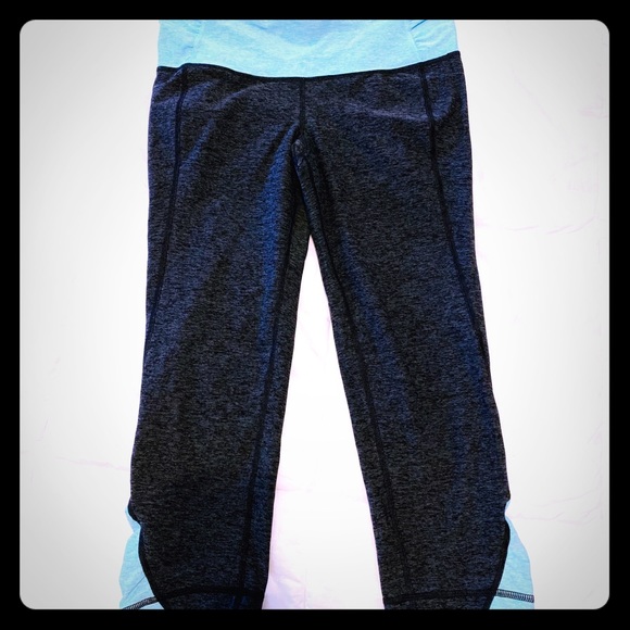 Women’s Under Armour workout crops - Picture 1 of 3